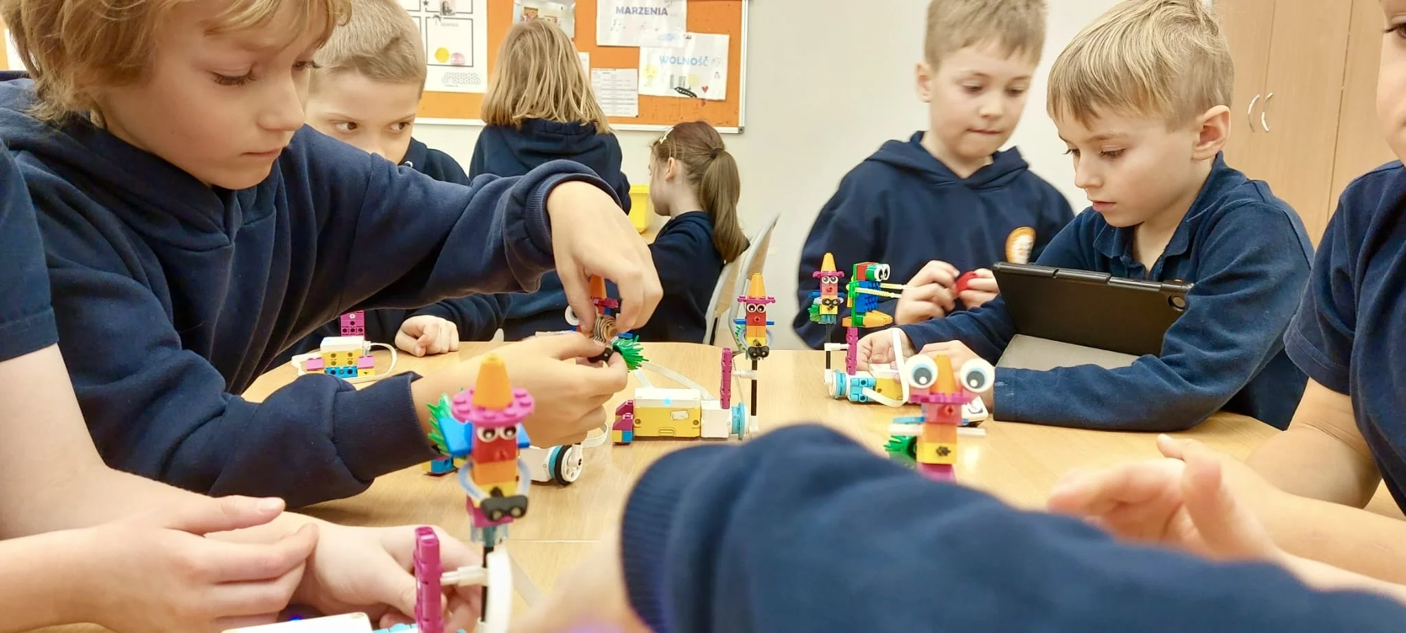 Dzieci na warsztatach robotyki LEGO FA-BRYKA w Poznaniu