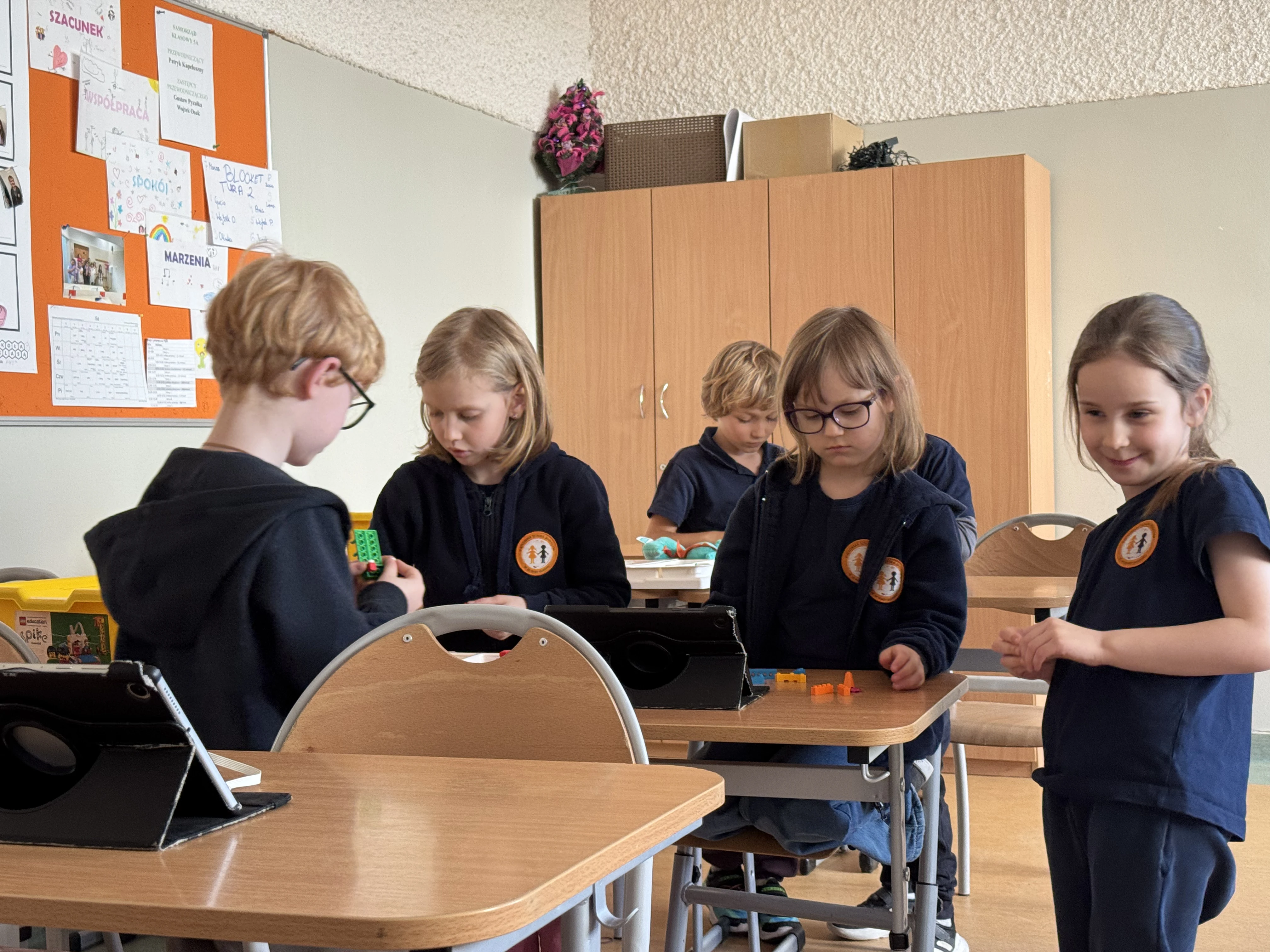 Dzieci budują roboty LEGO na warsztatach FA-BRYKA