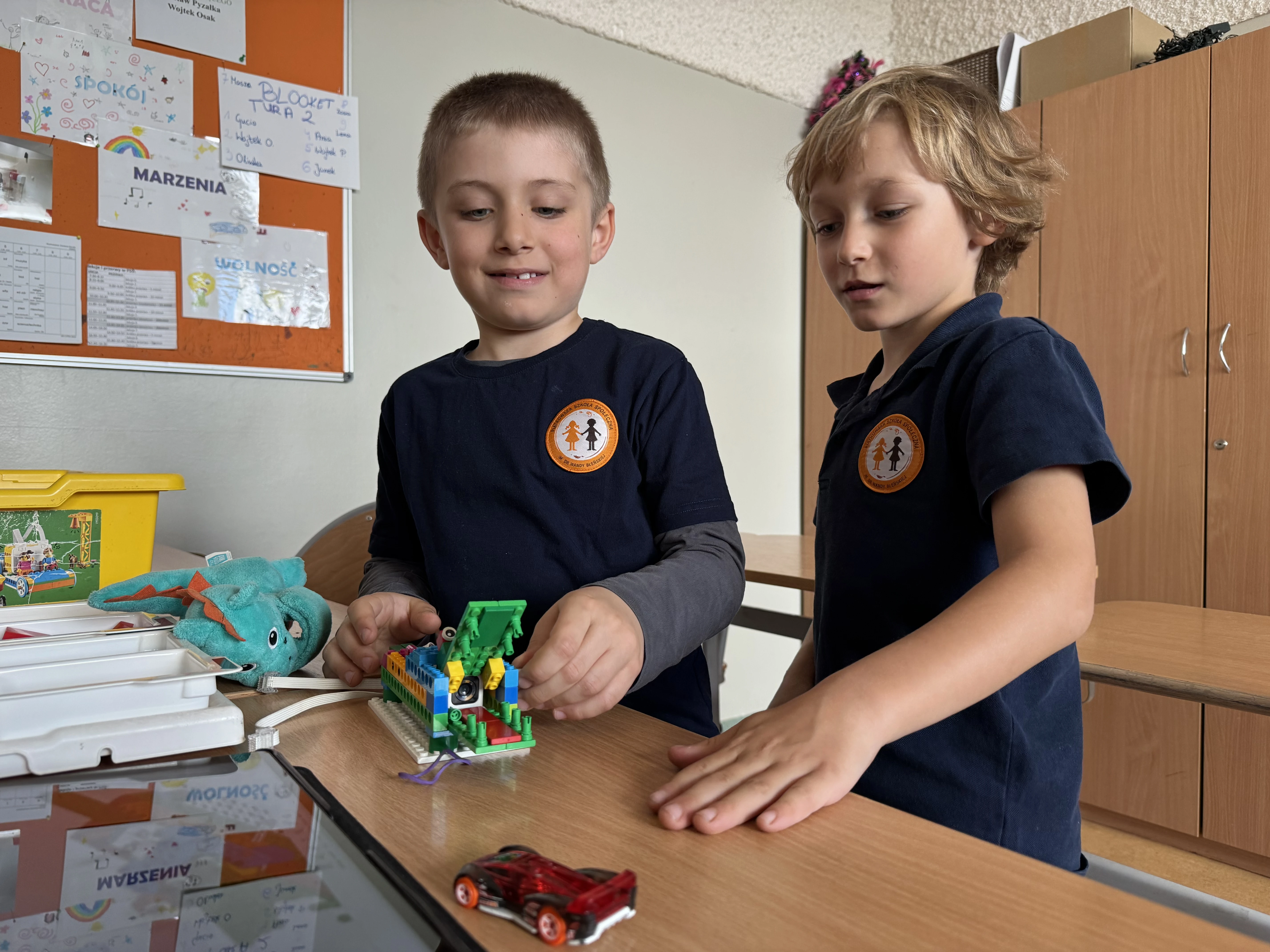 Dzieci budują roboty LEGO na warsztatach FA-BRYKA