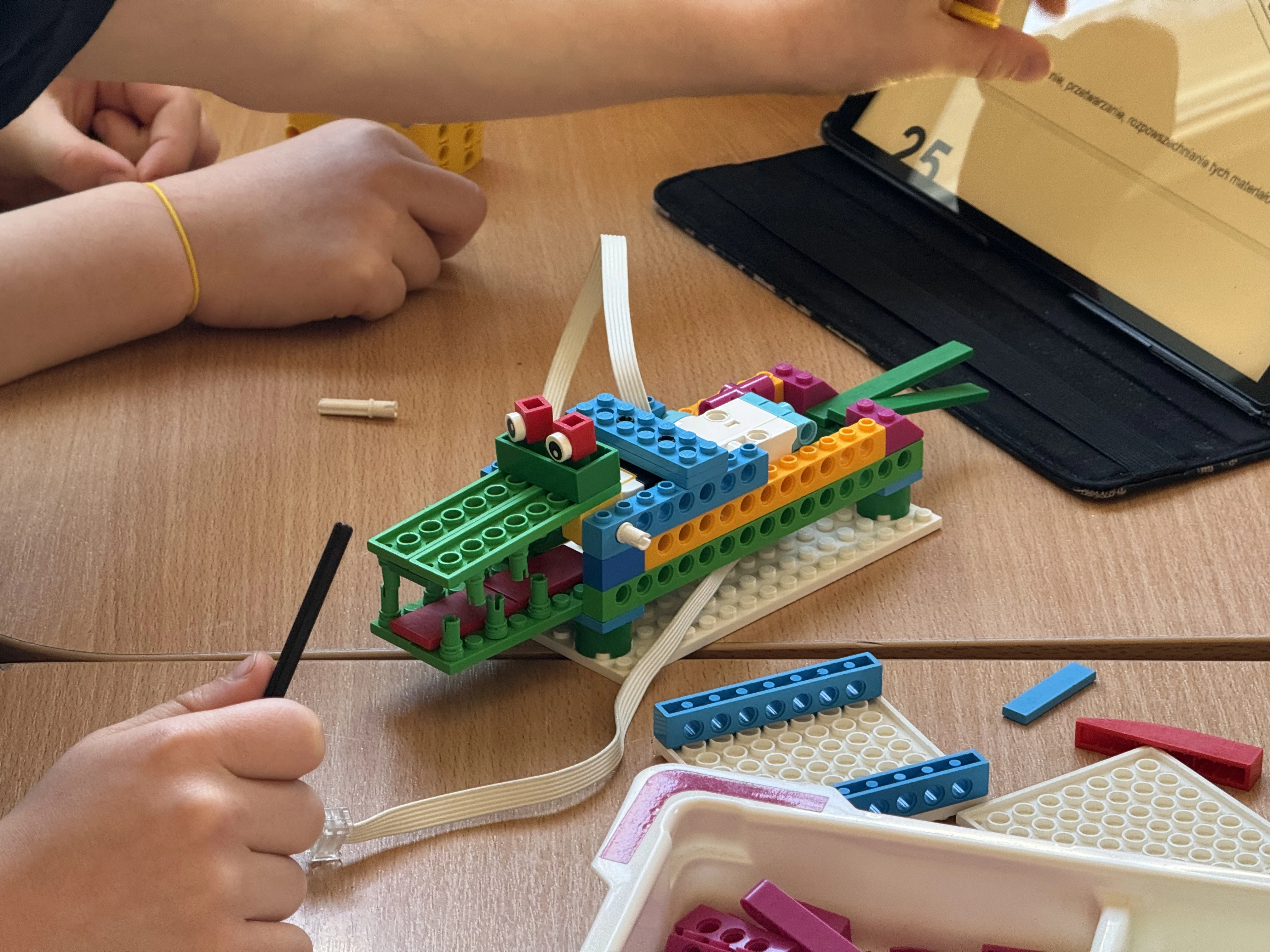 Dzieci budują roboty LEGO na warsztatach FA-BRYKA