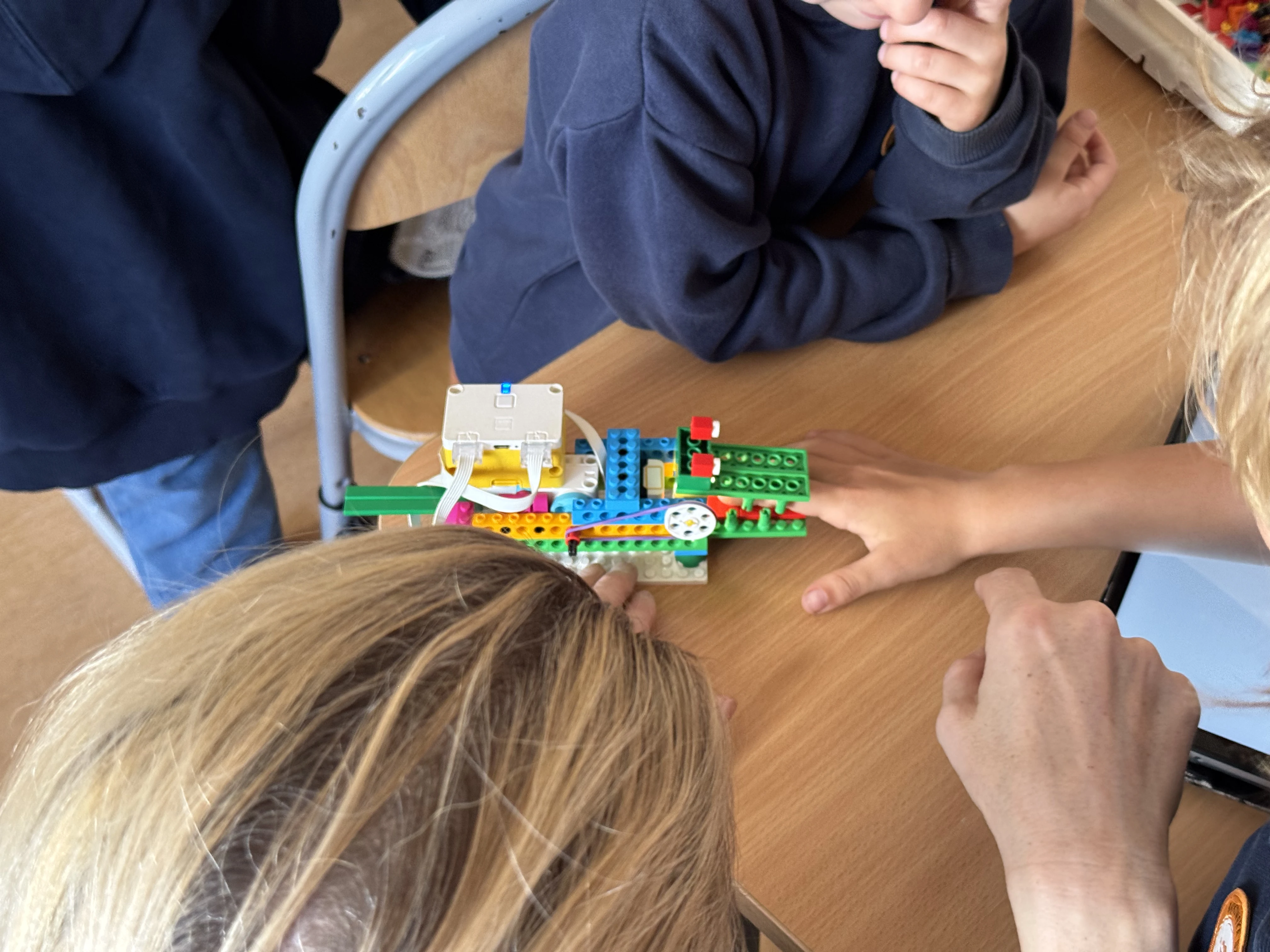 Dzieci budują roboty LEGO na warsztatach FA-BRYKA