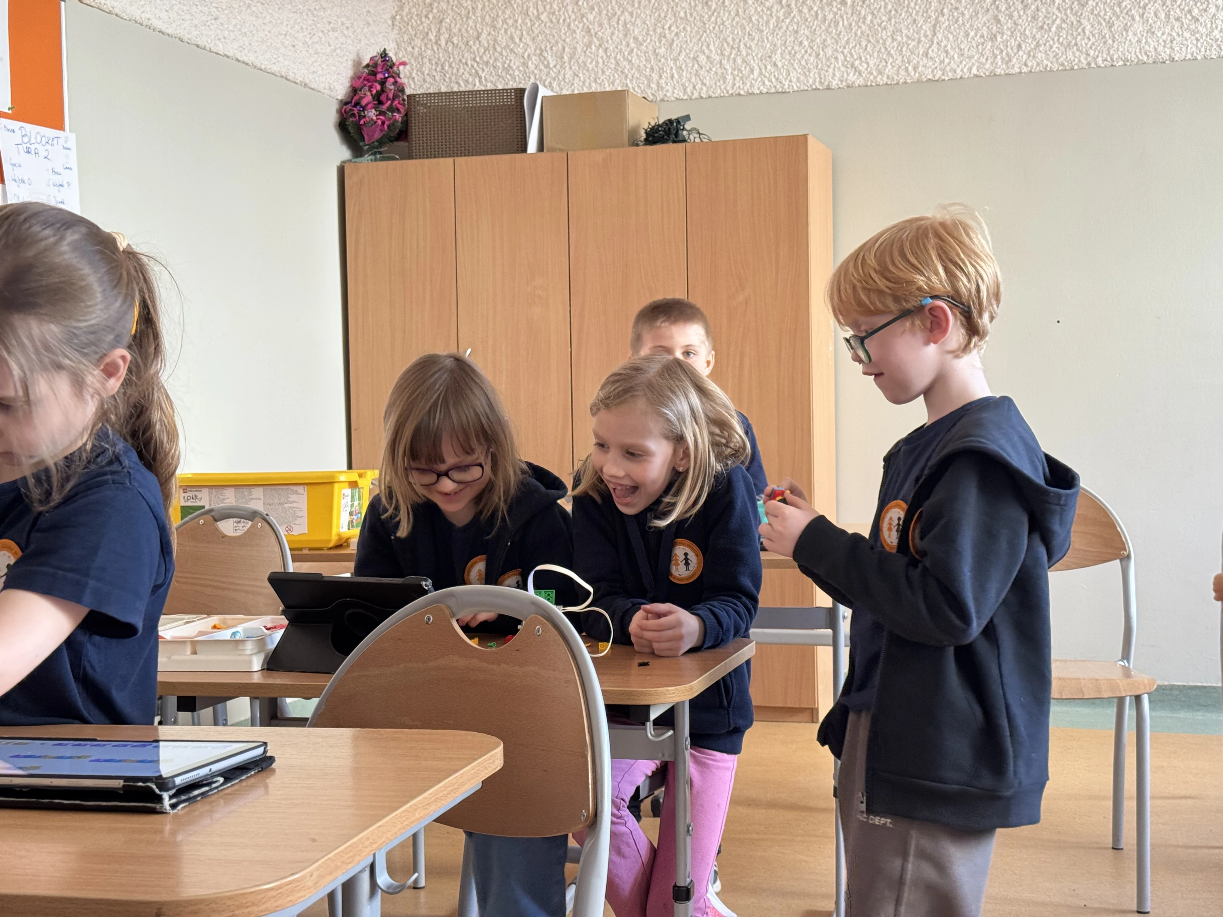 Dzieci budują roboty LEGO na warsztatach FA-BRYKA