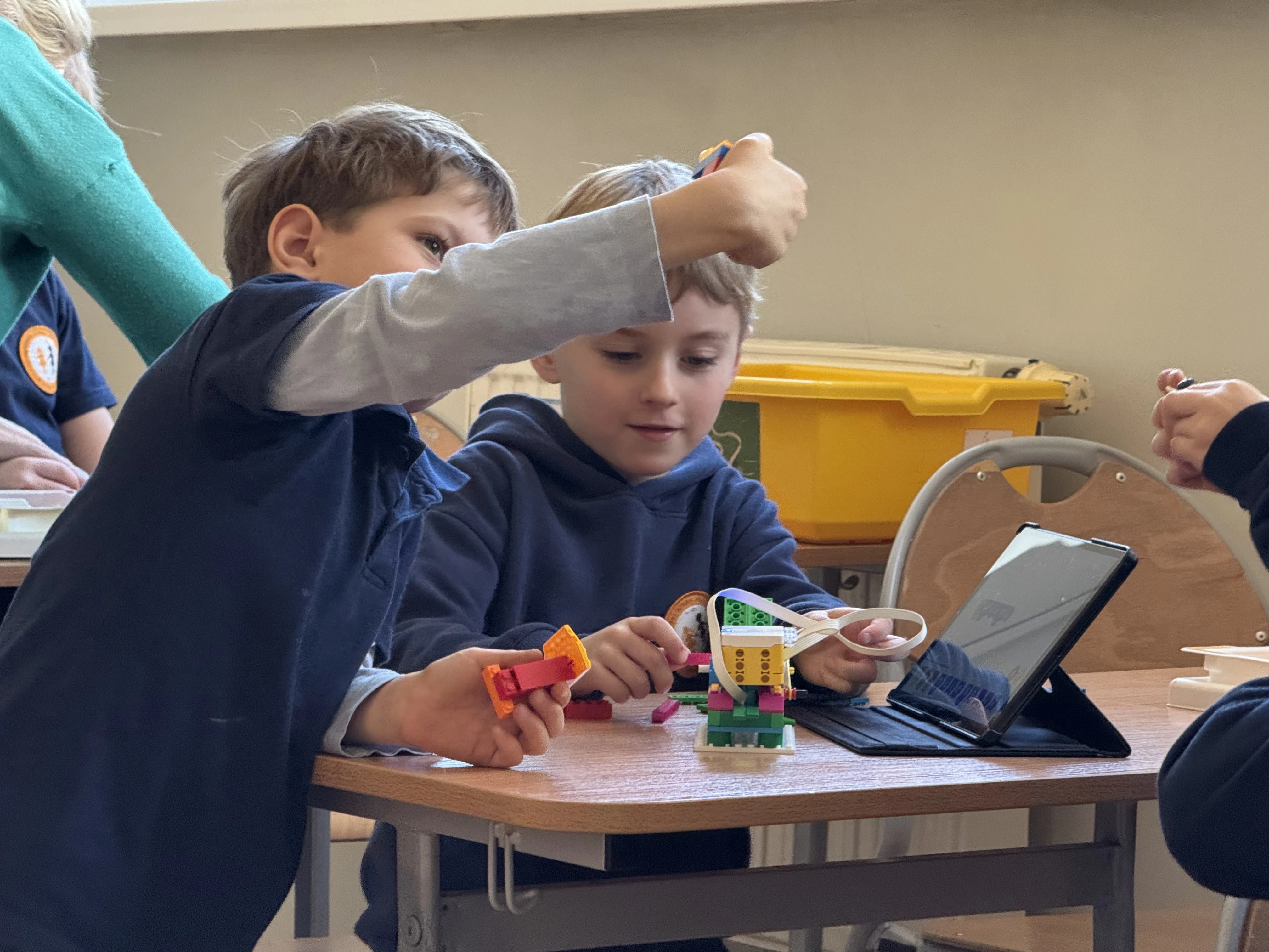 Dzieci budują roboty LEGO na warsztatach FA-BRYKA