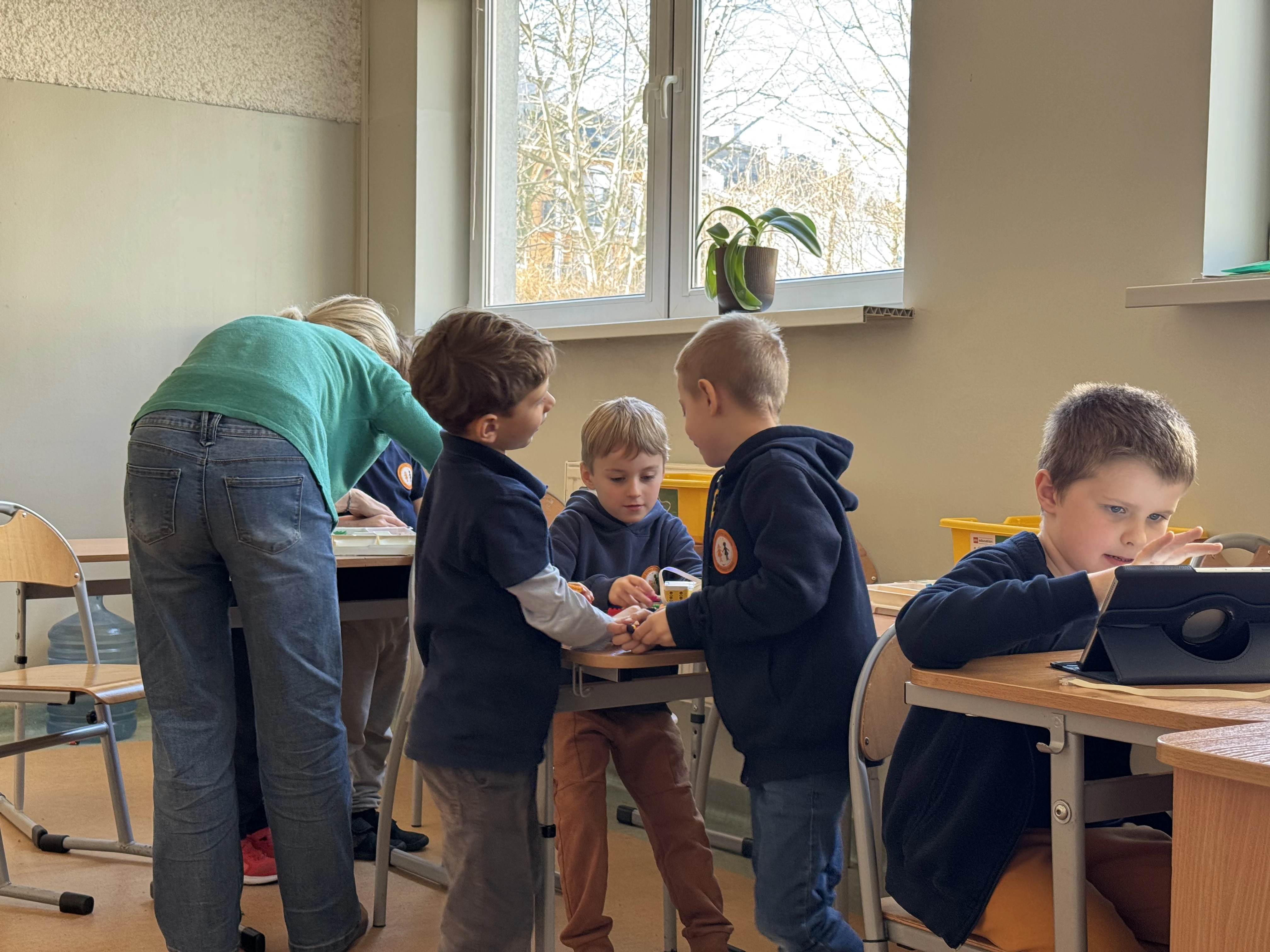 Dzieci budują roboty LEGO na warsztatach FA-BRYKA
