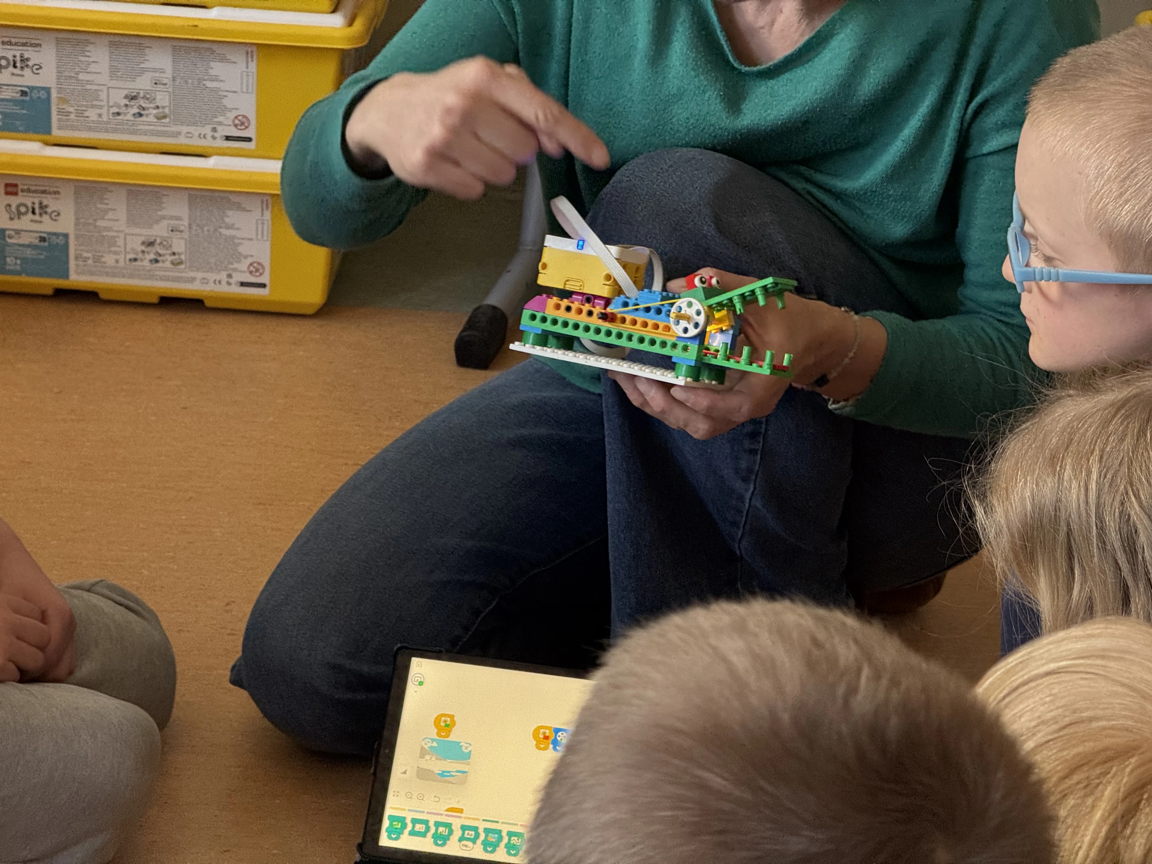 Dzieci budują roboty LEGO na warsztatach FA-BRYKA