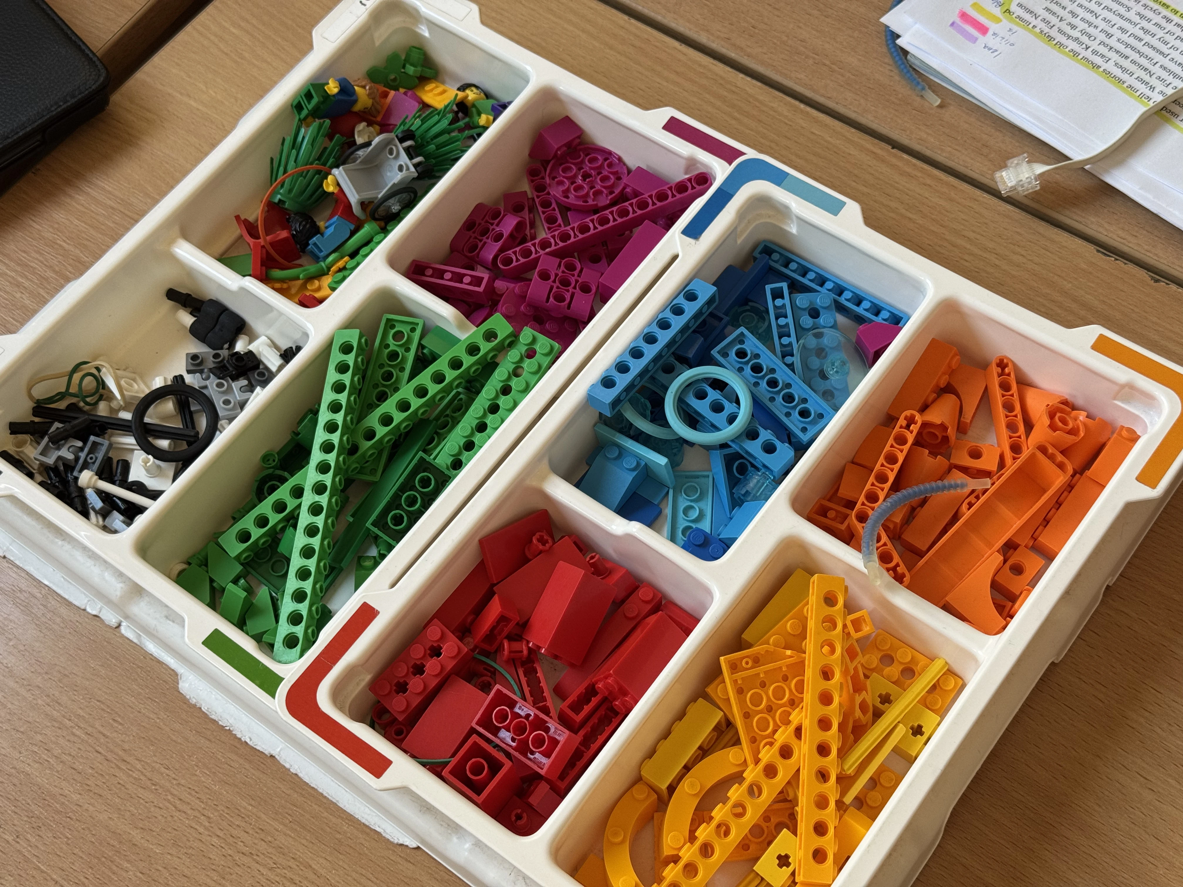 Dzieci budują roboty LEGO na warsztatach FA-BRYKA