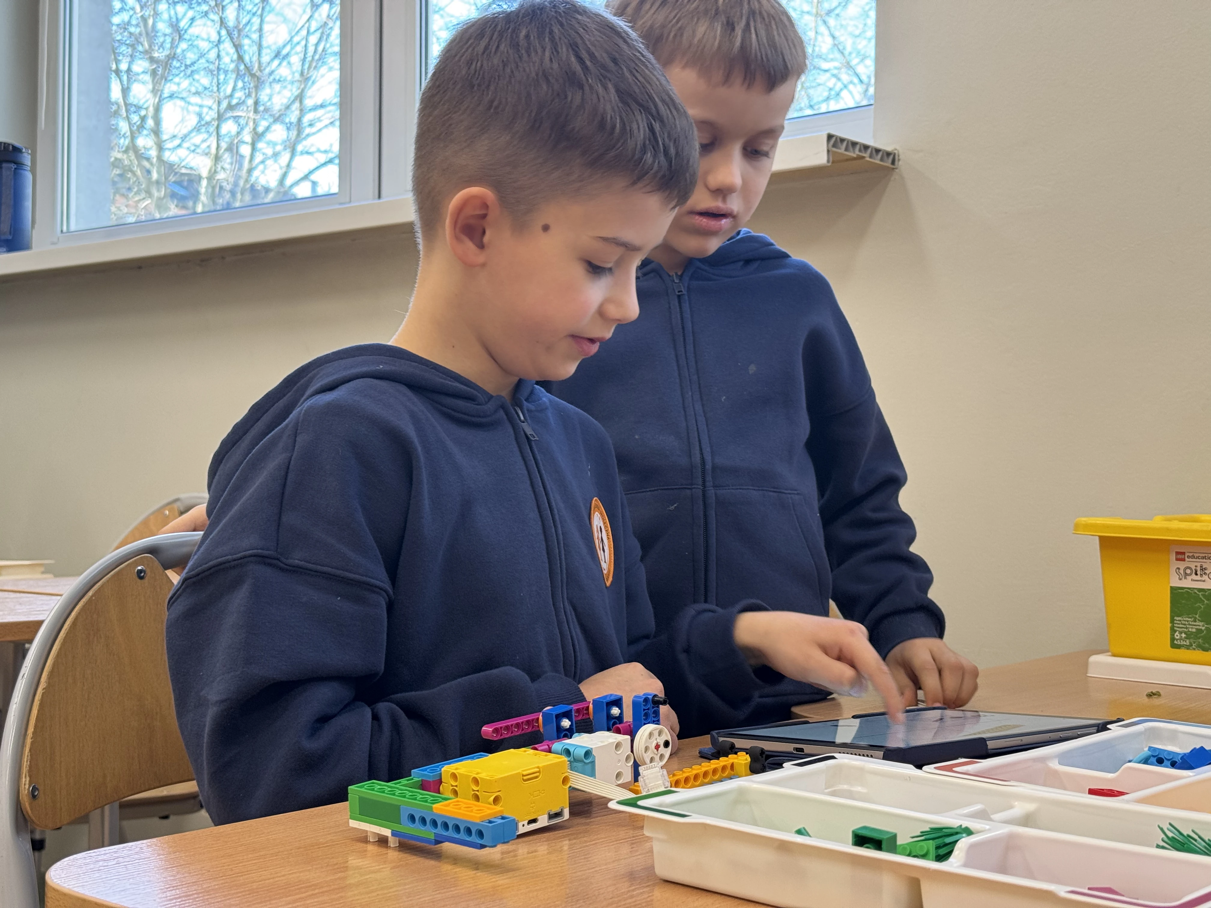 Dzieci budują roboty LEGO na warsztatach FA-BRYKA