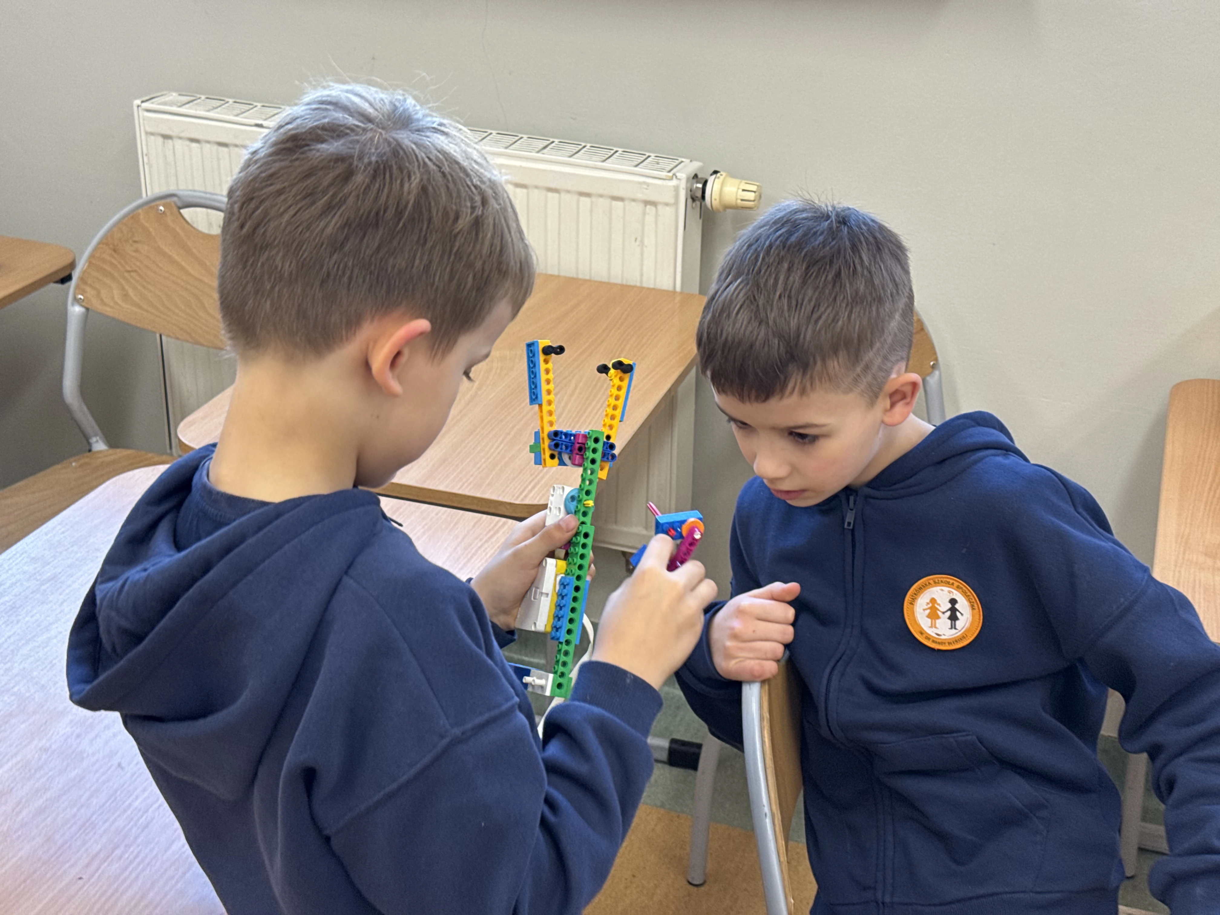 Mały słodki robot LEGO zbudowany na poziomie Robotyk
