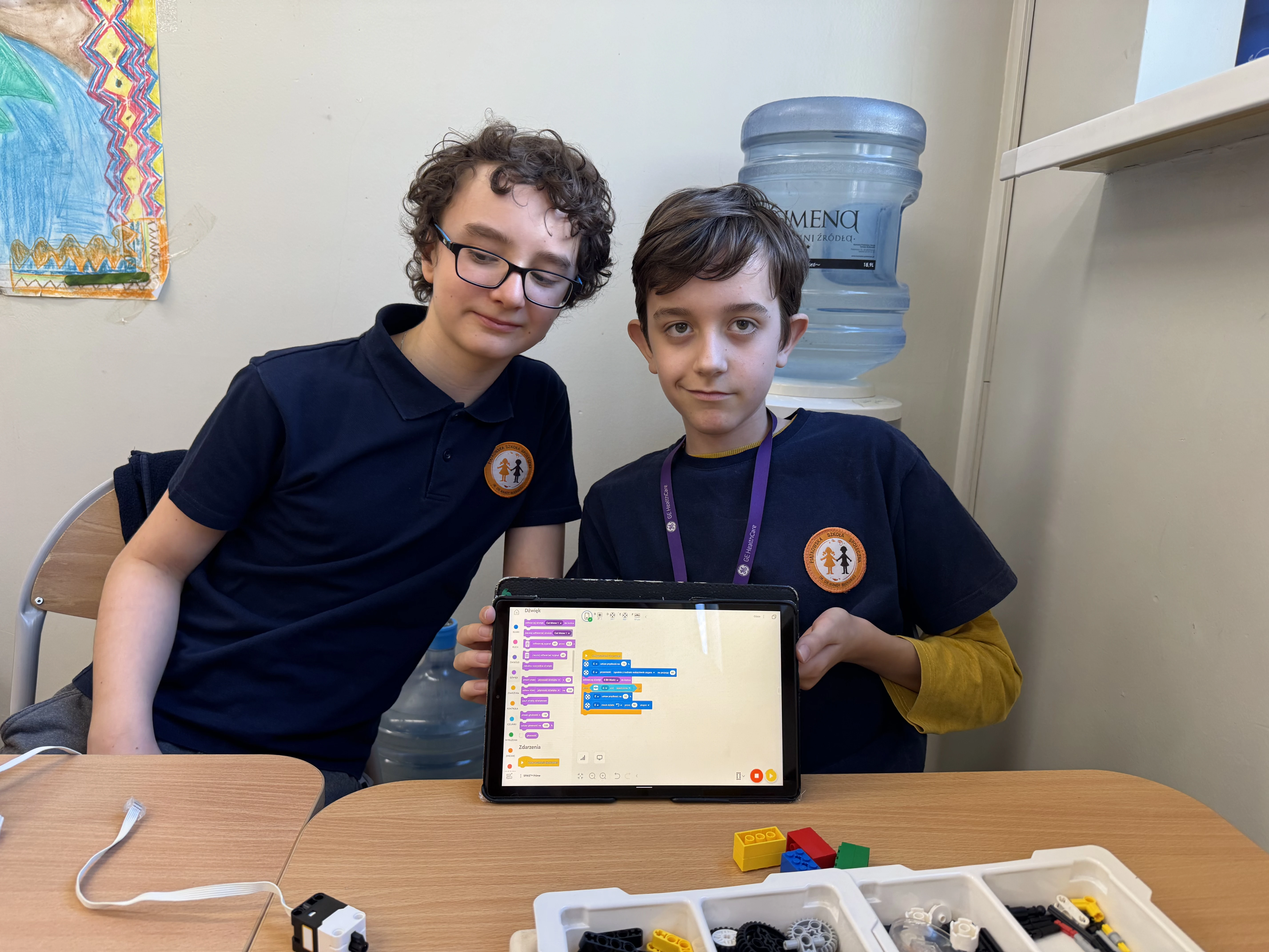 Elementy zestawu LEGO SPIKE Prime używanego na poziomie Robotyk Master
