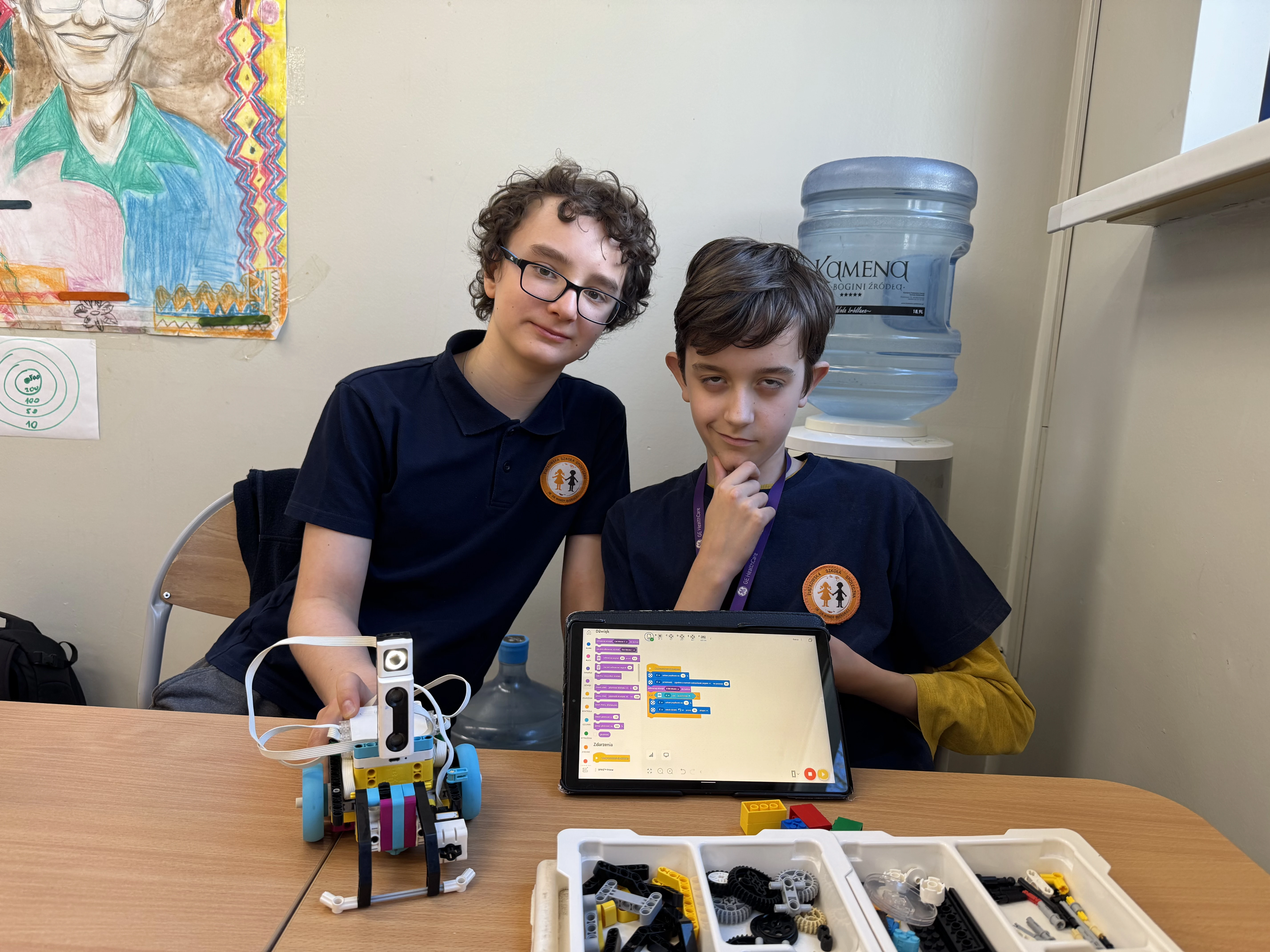 Dzieci budują roboty LEGO na warsztatach FA-BRYKA