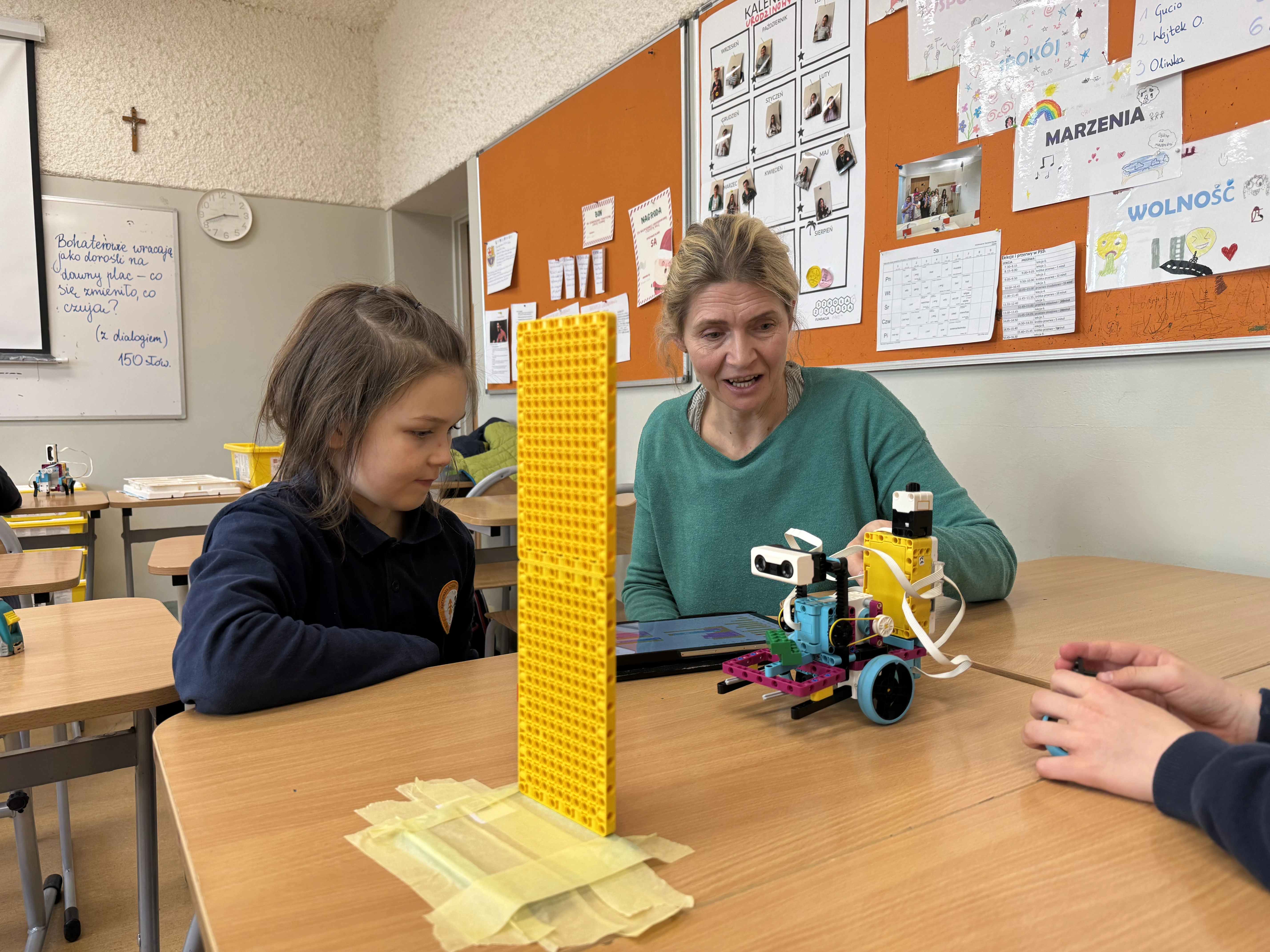 Dzieci budują roboty LEGO na warsztatach FA-BRYKA