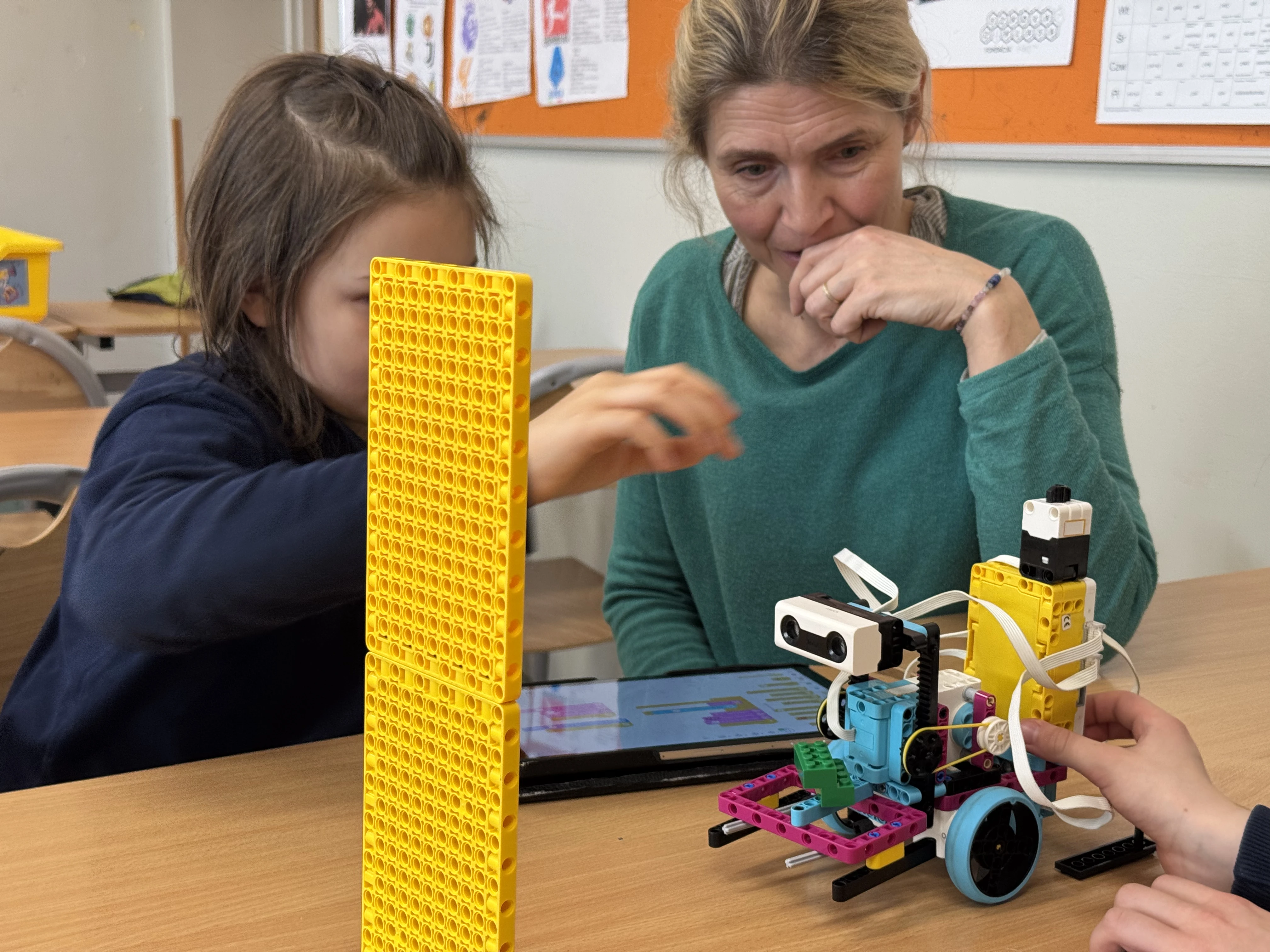 Dzieci budują roboty LEGO na warsztatach FA-BRYKA