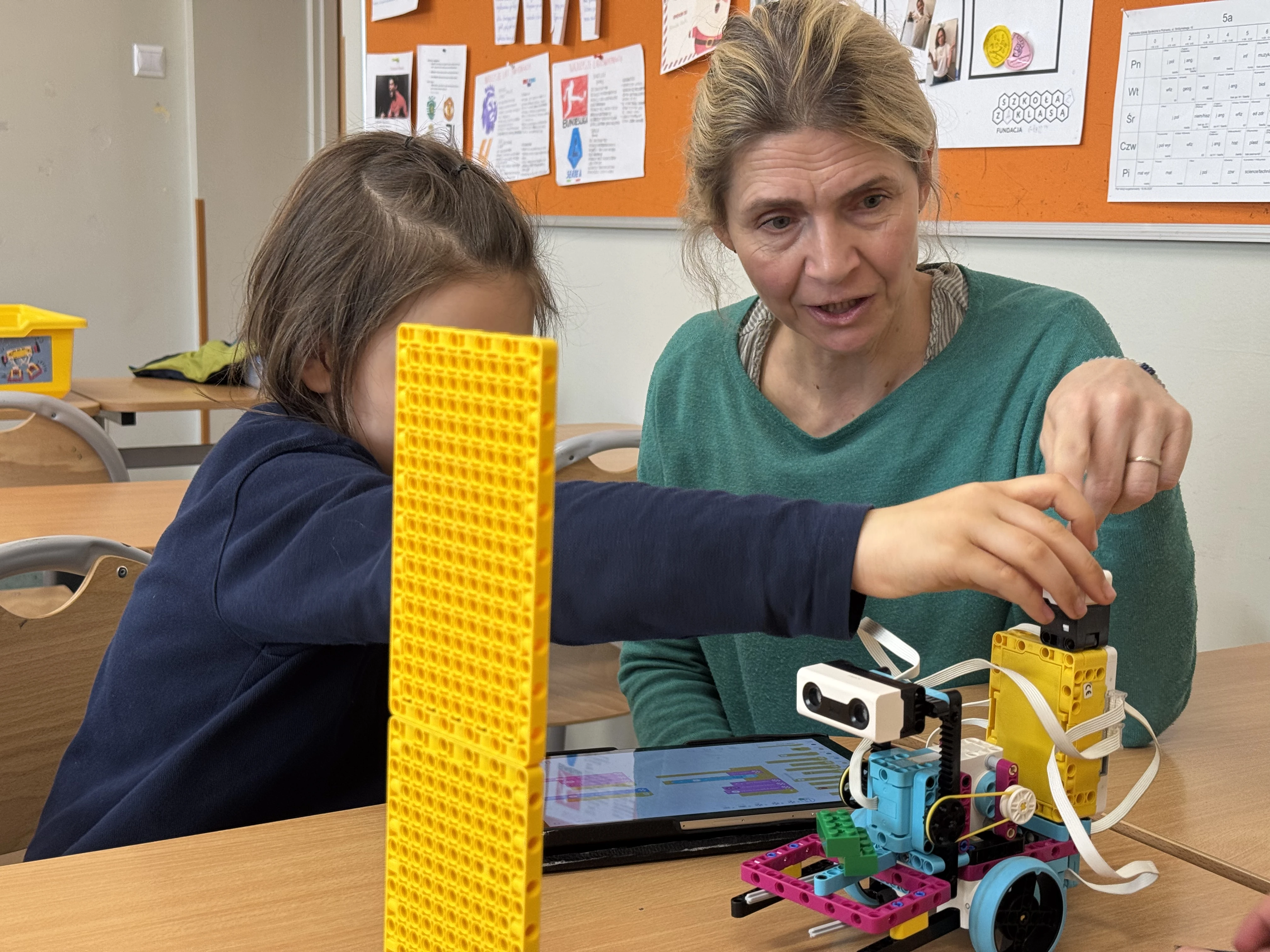 Dzieci budują roboty LEGO na warsztatach FA-BRYKA