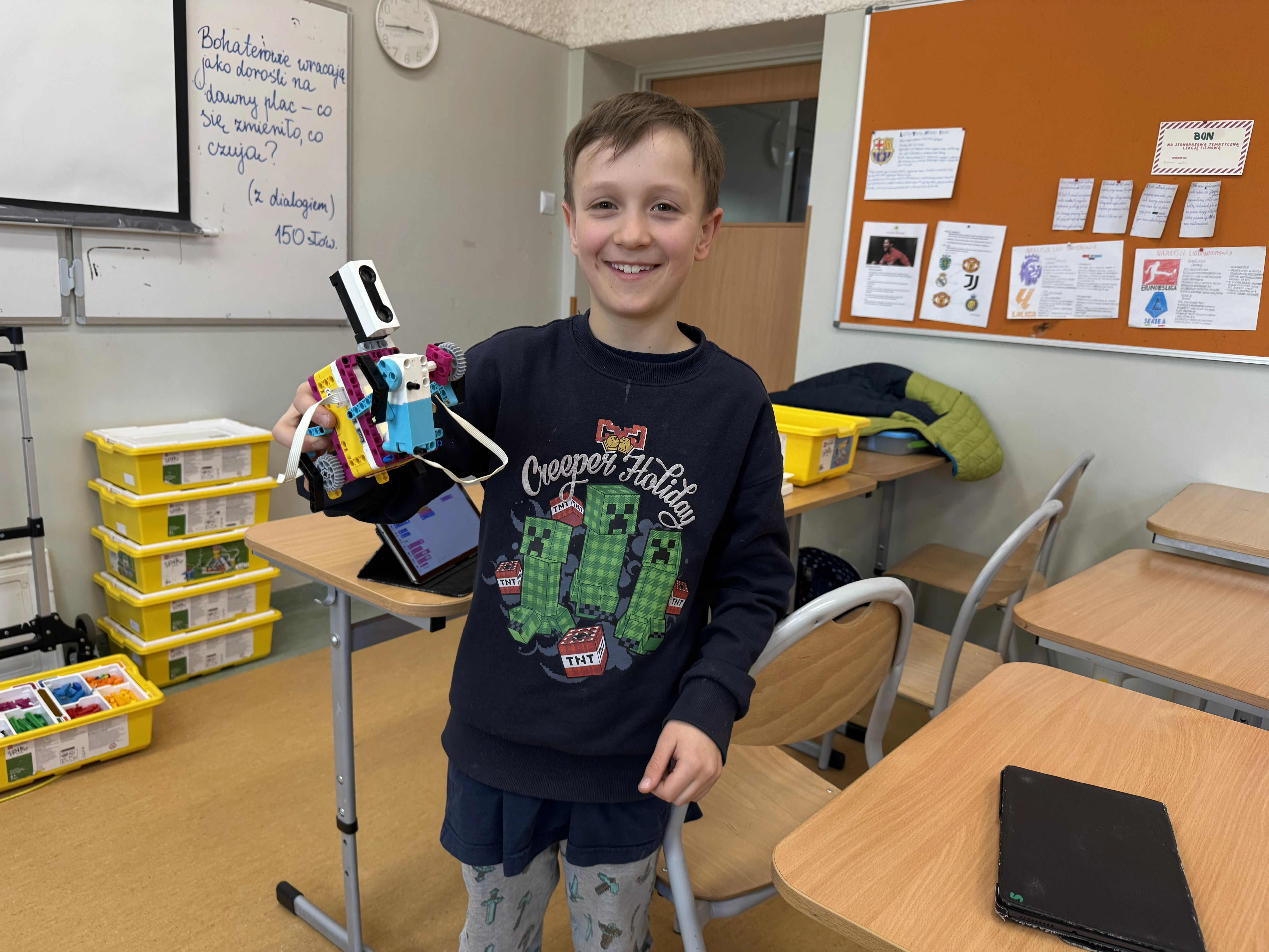 Dzieci budują roboty LEGO na warsztatach FA-BRYKA