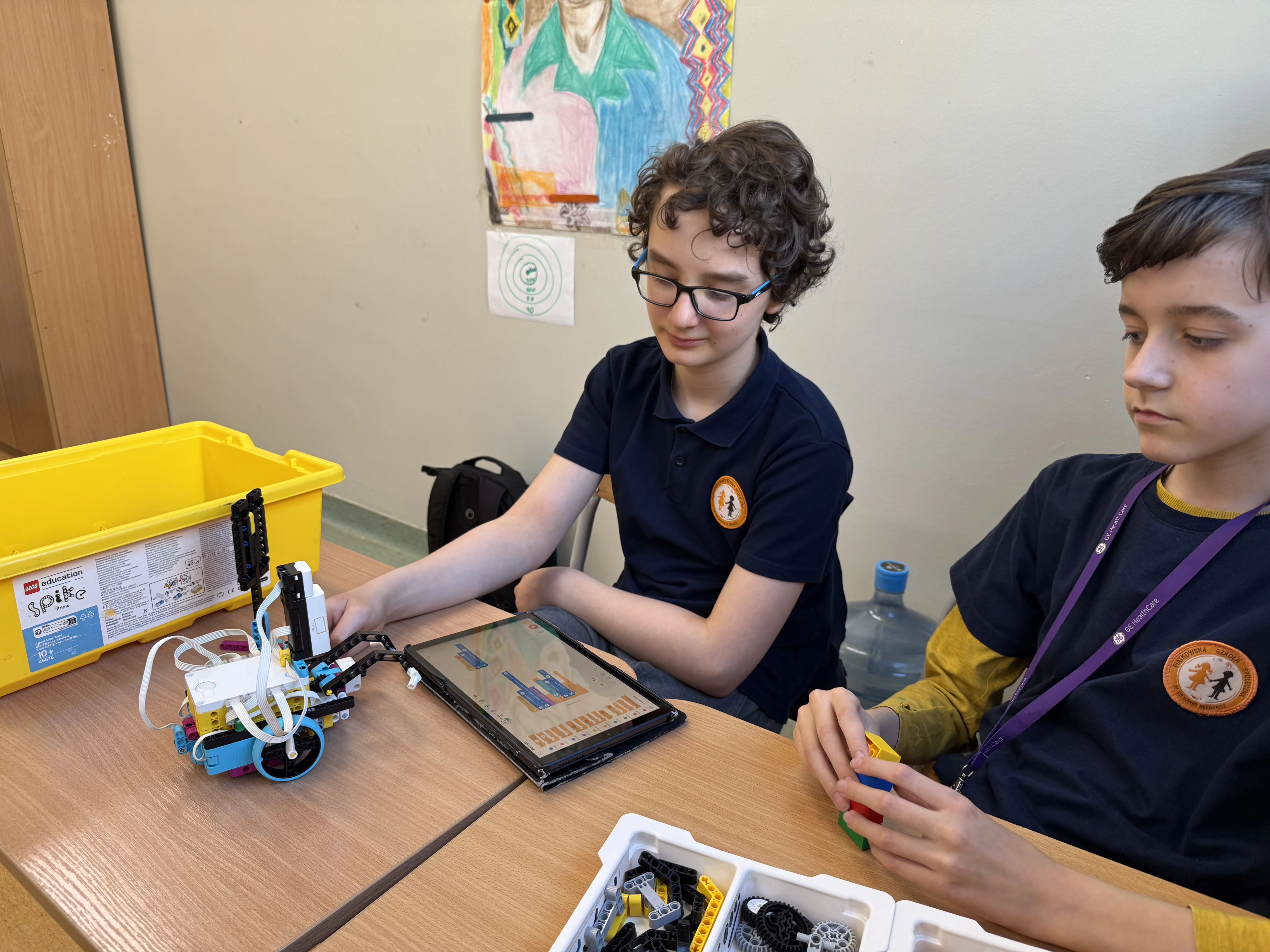 Dzieci budują roboty LEGO na warsztatach FA-BRYKA