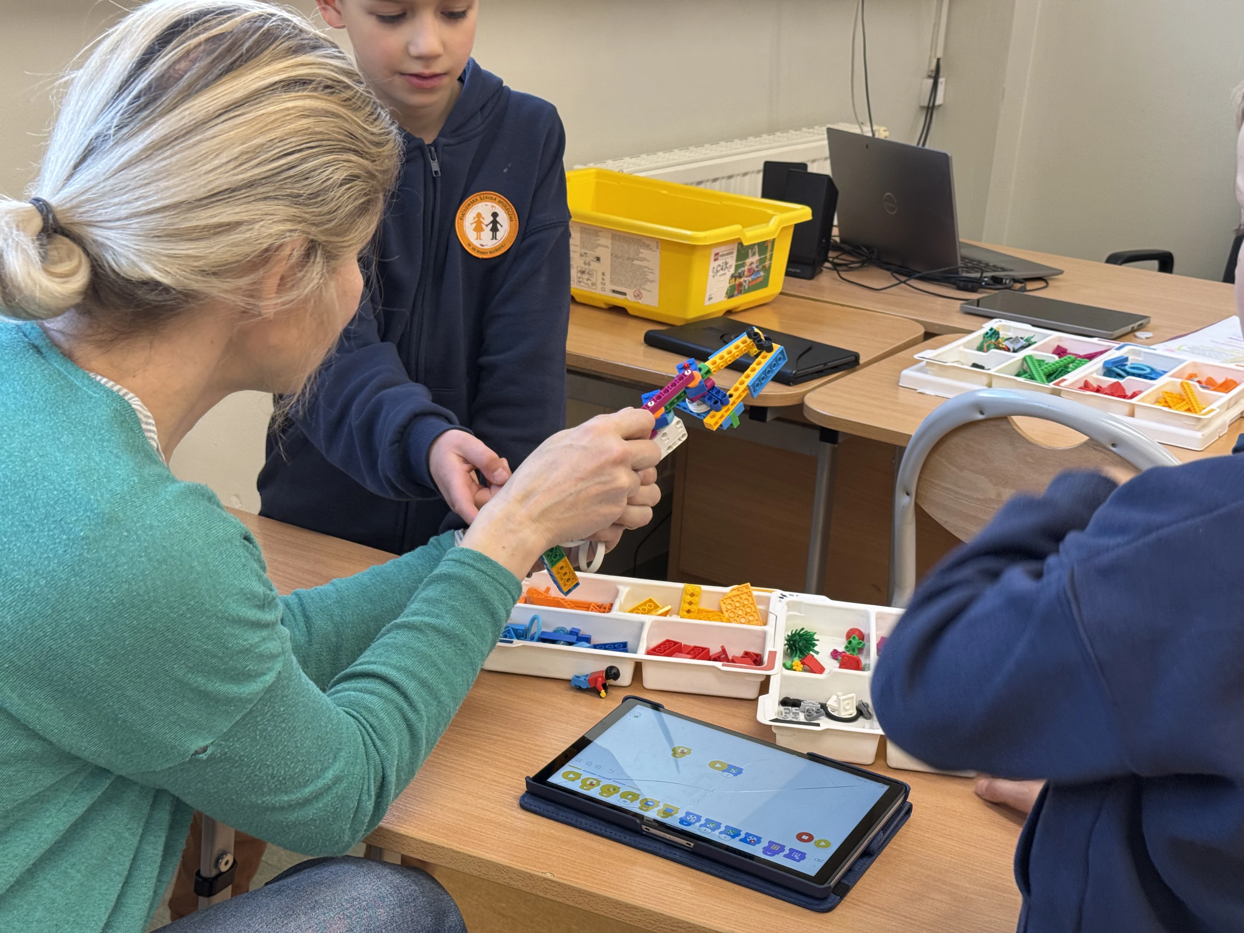 Dzieci budują roboty LEGO na warsztatach FA-BRYKA