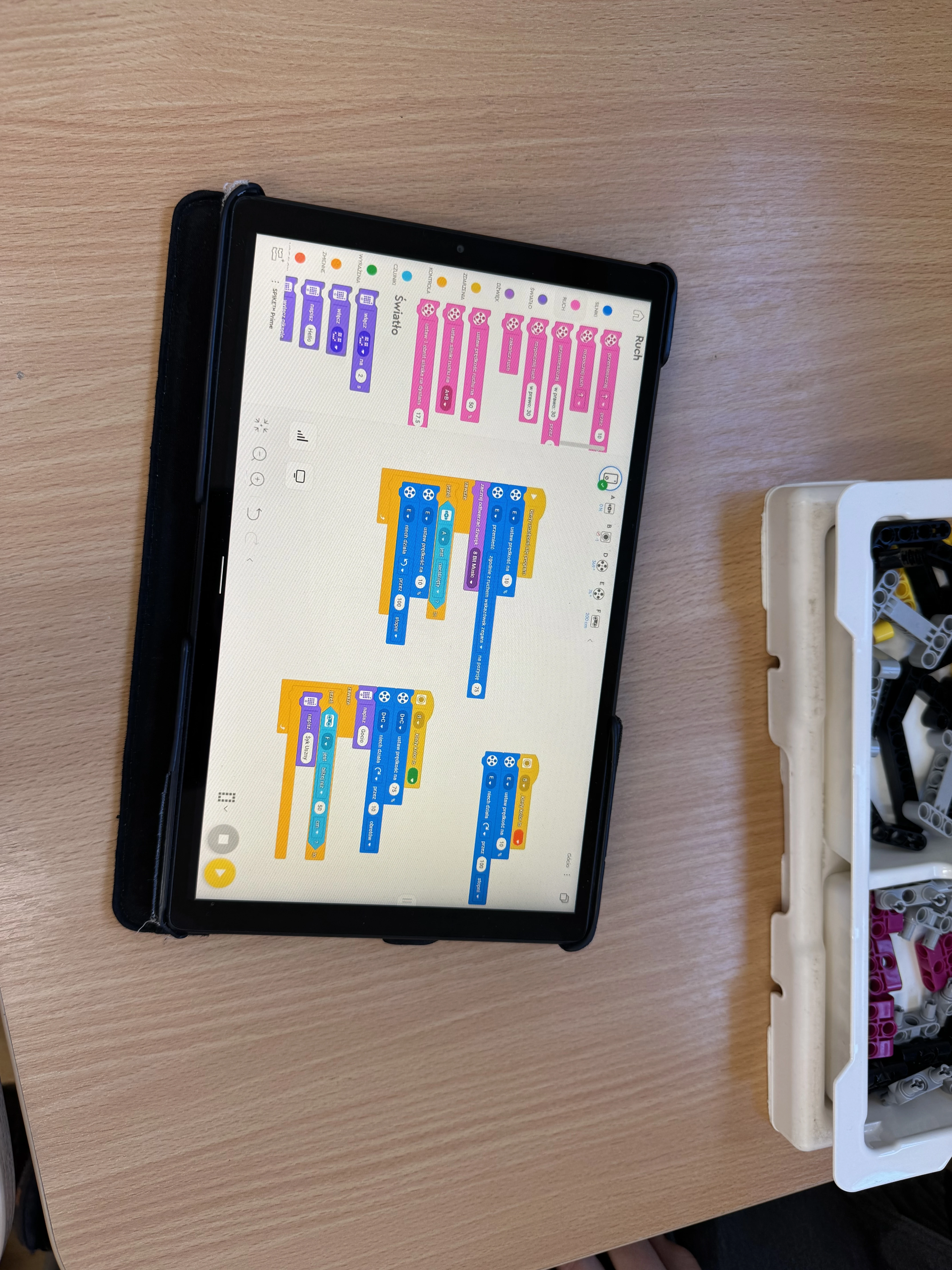 Dzieci budują roboty LEGO na warsztatach FA-BRYKA