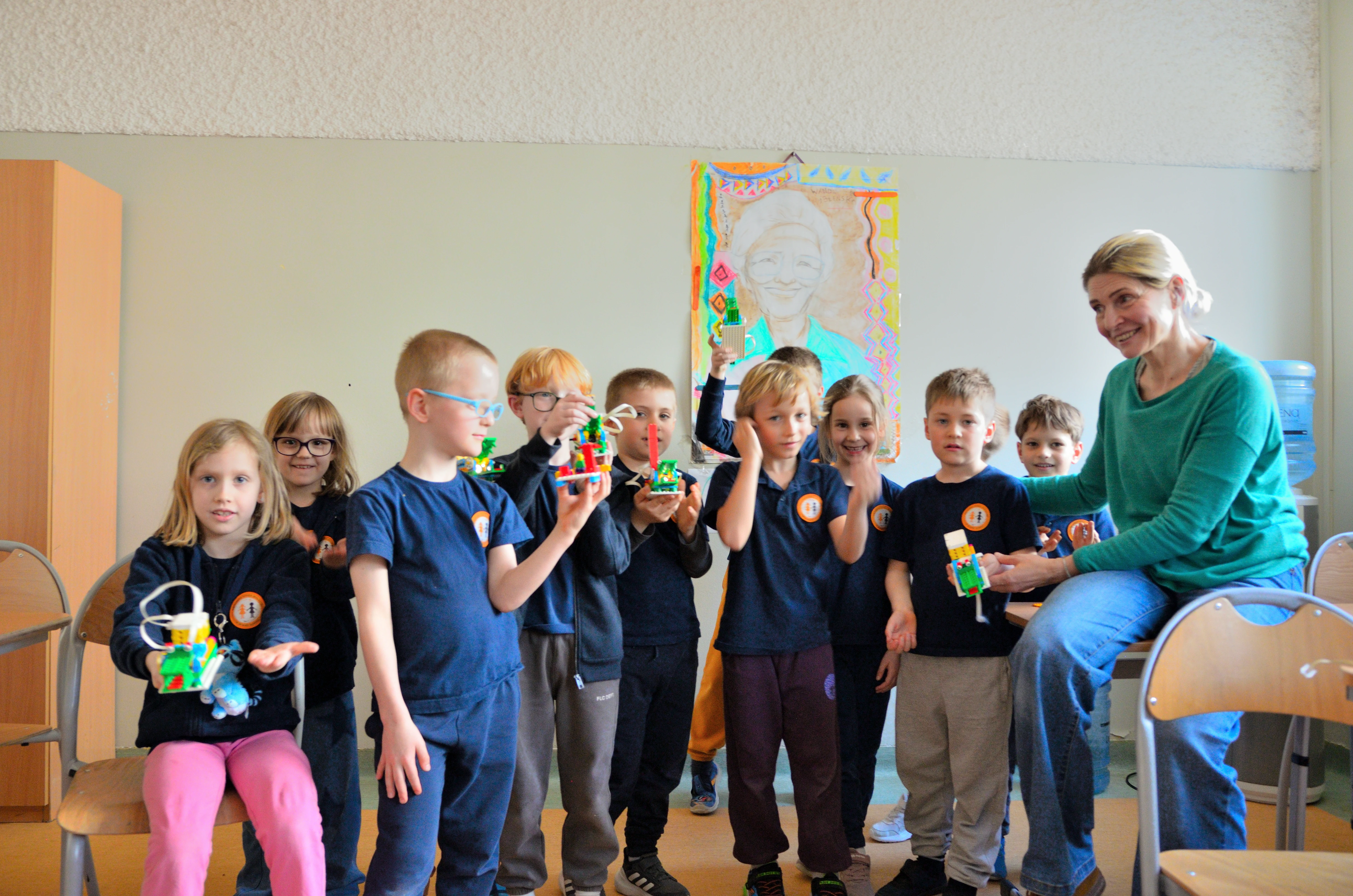 Uczniowie programują roboty LEGO na zajęciach FA-BRYKA