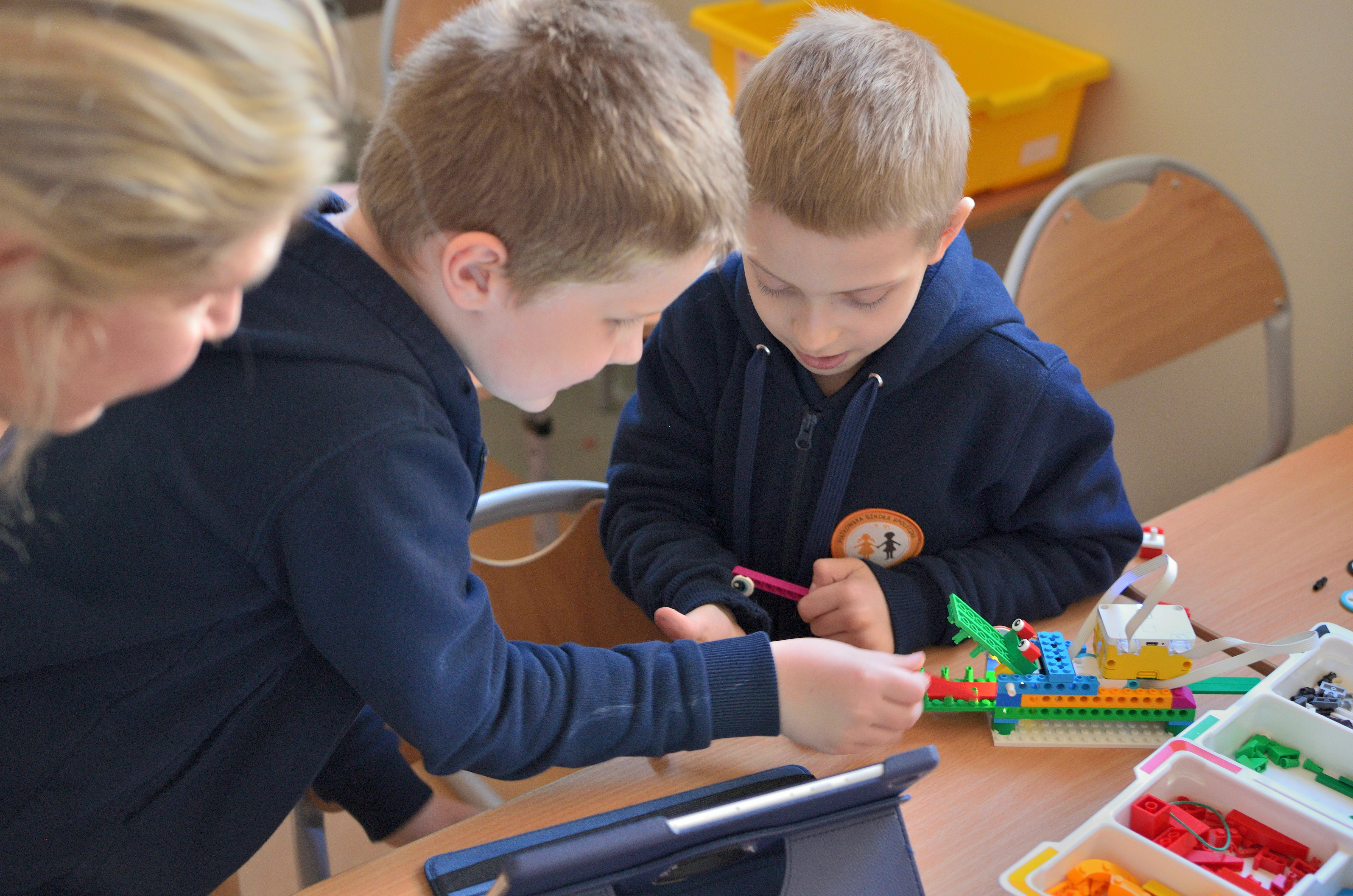 Współpraca dzieci przy budowie robotów LEGO