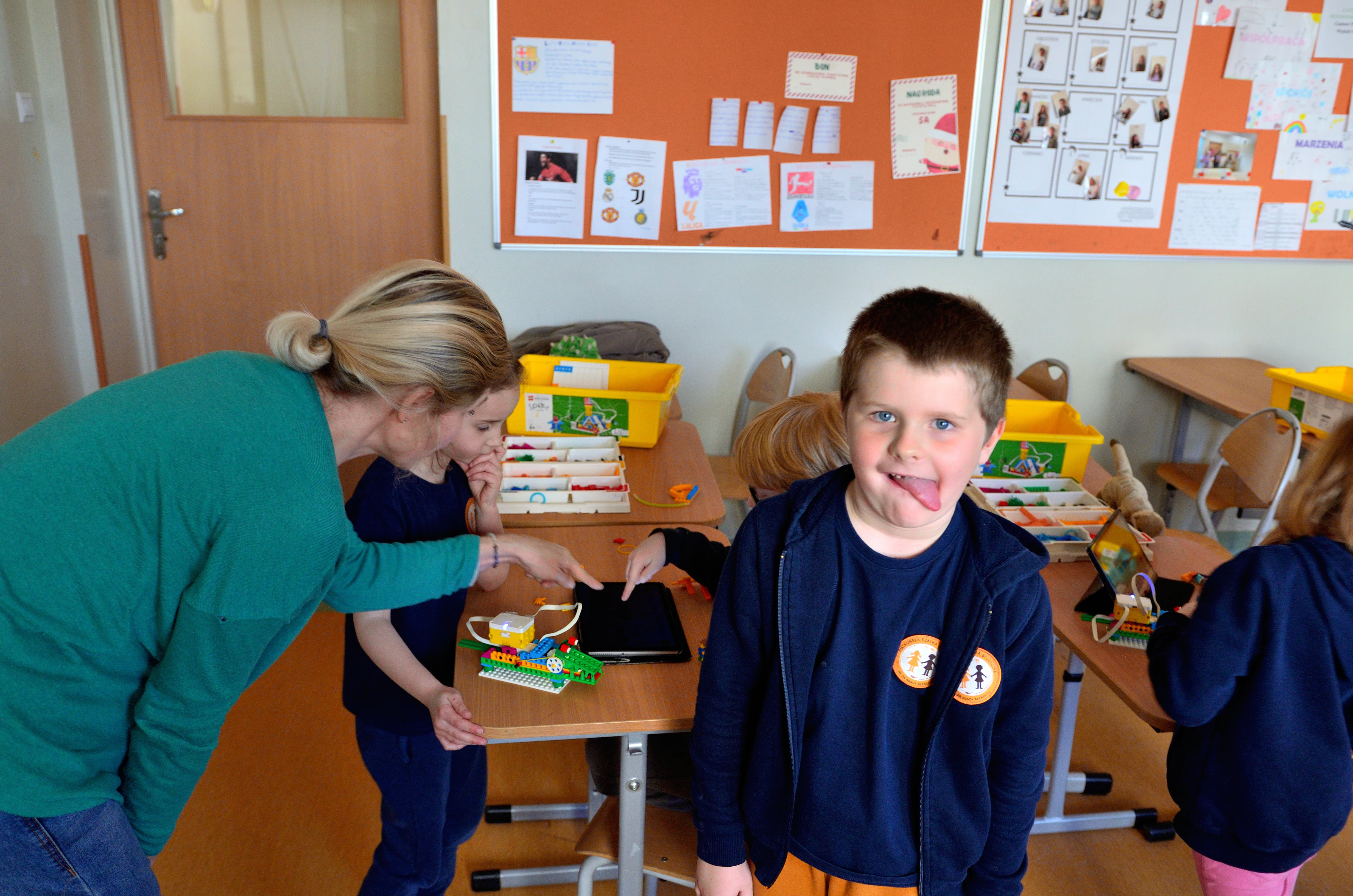 Dzieci budują roboty LEGO na warsztatach FA-BRYKA
