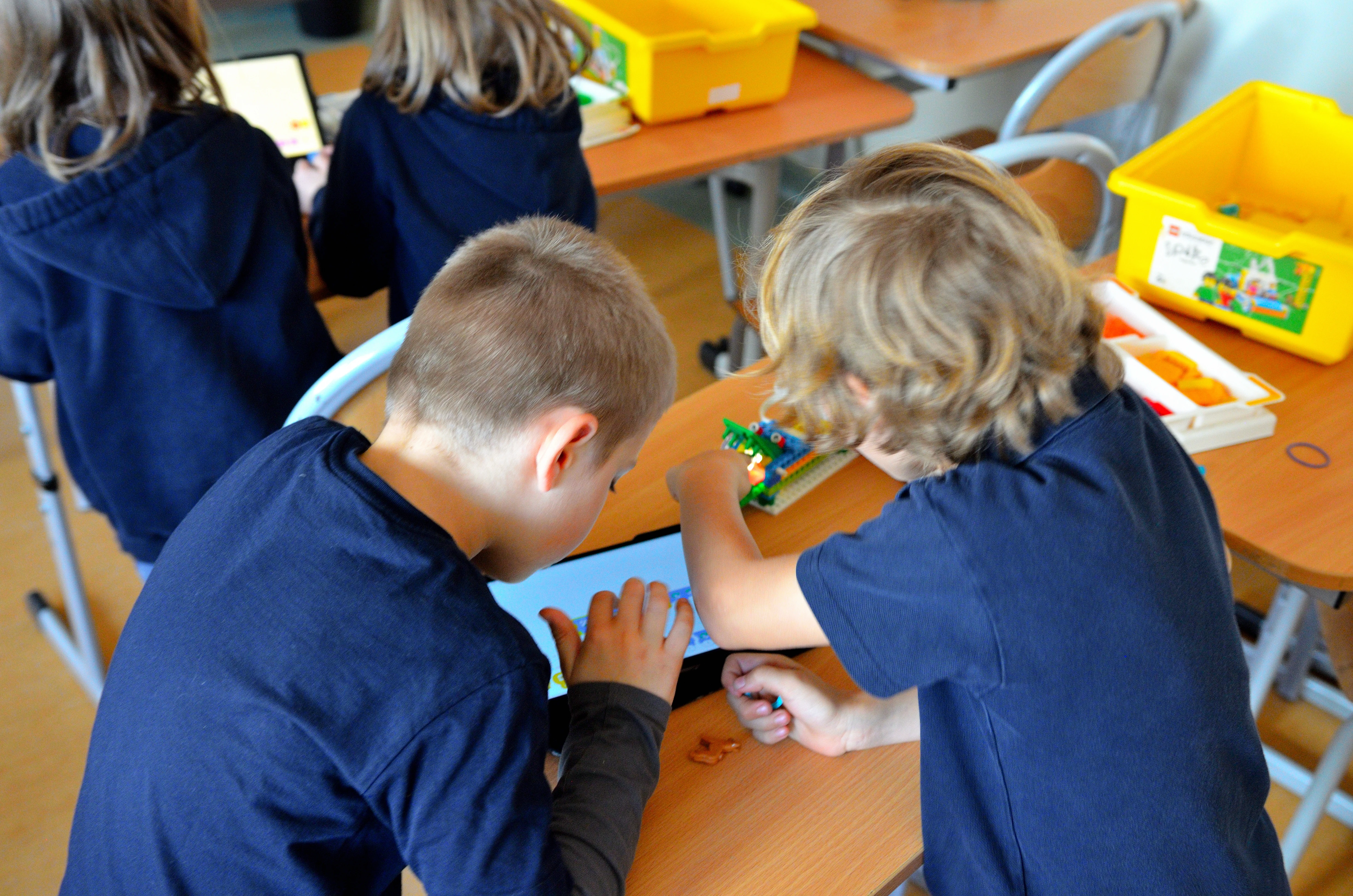 Dzieci budują roboty LEGO na warsztatach FA-BRYKA