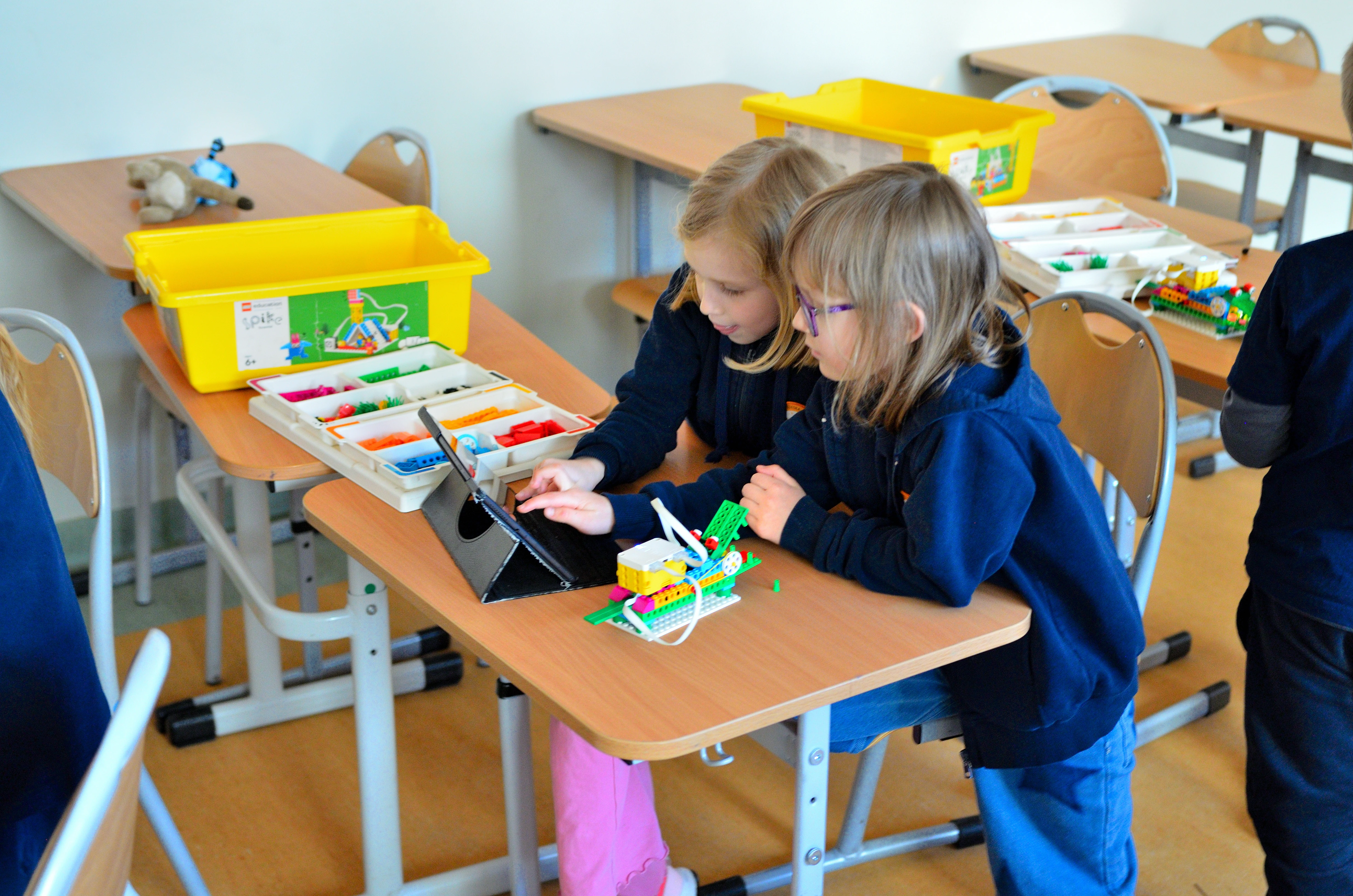 Dzieci budują roboty LEGO na warsztatach FA-BRYKA