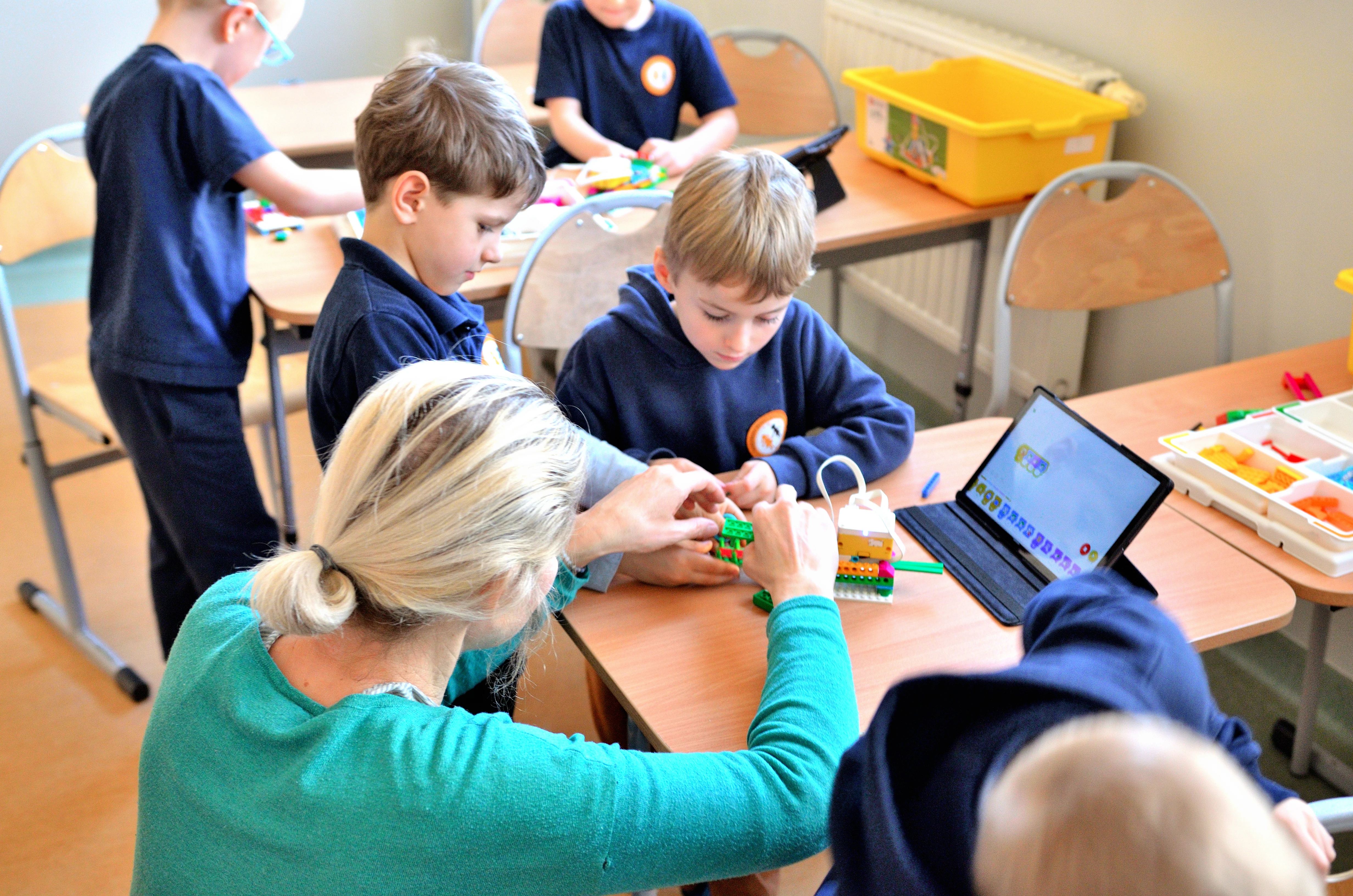 Dzieci budują roboty LEGO na warsztatach FA-BRYKA