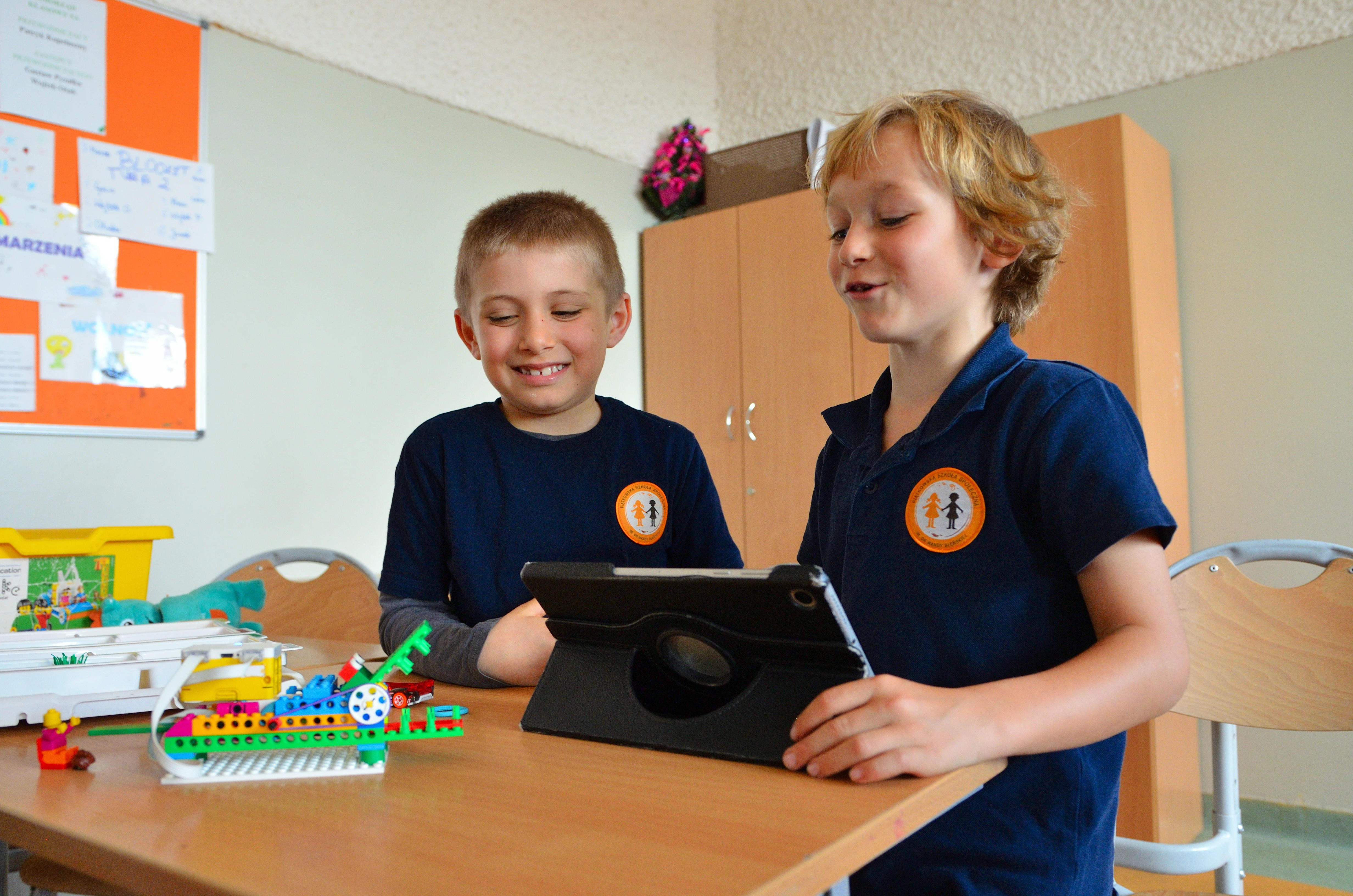 Dzieci budują roboty LEGO na warsztatach FA-BRYKA