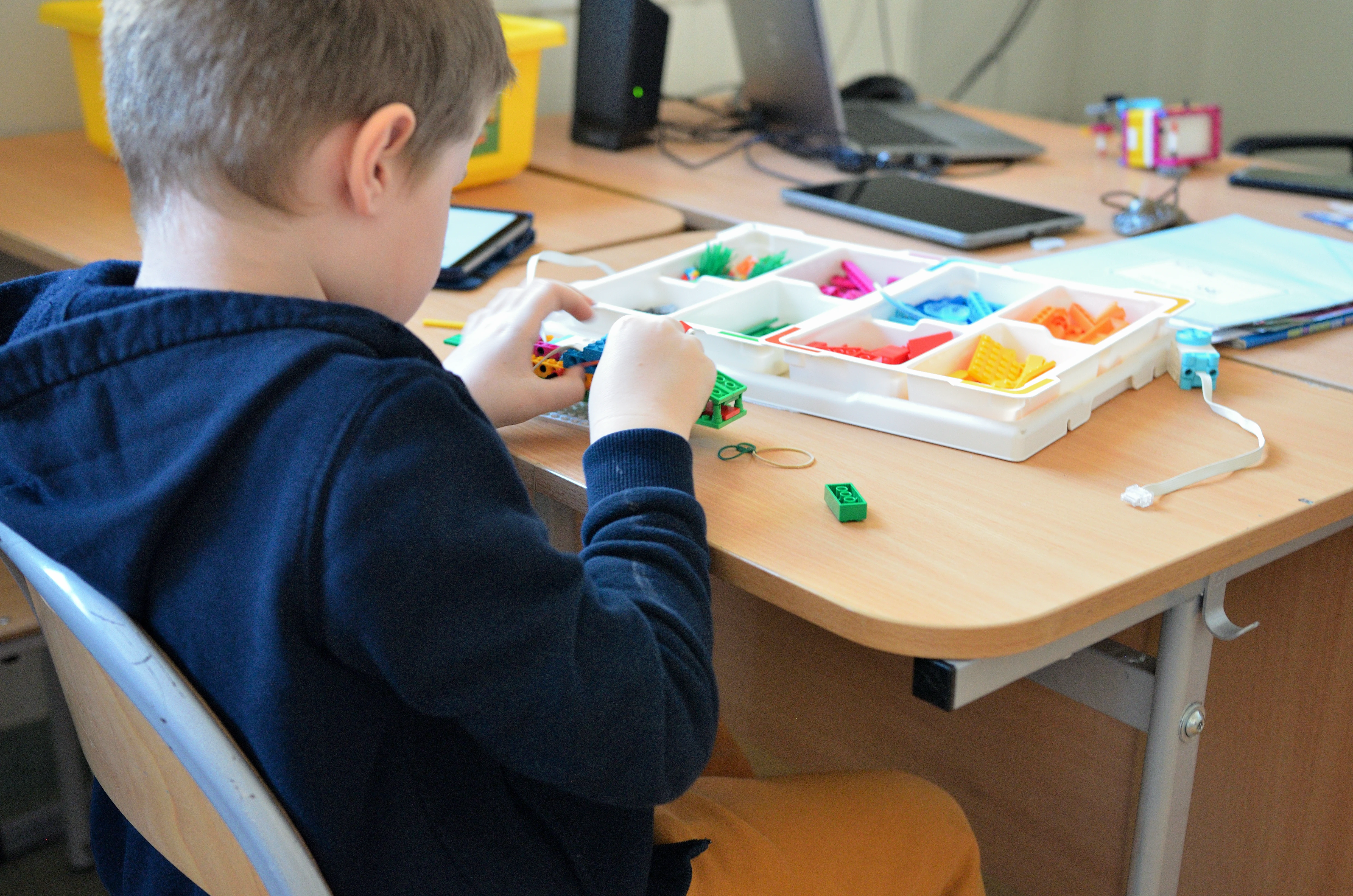 Dzieci budują roboty LEGO na warsztatach FA-BRYKA